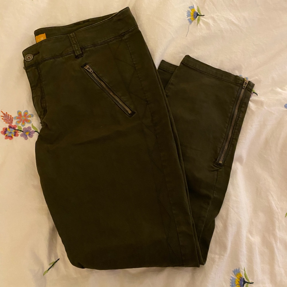 Pilcro Army Green Skinny Leg Pants with Zipper Detailing (Never Worn) (Size 16)